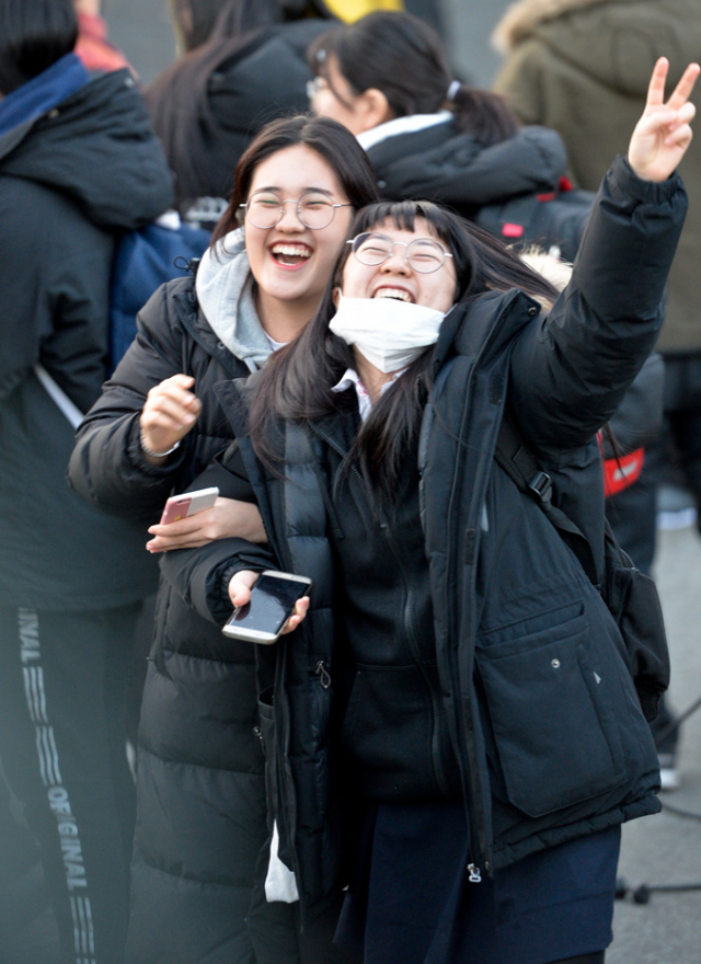 포항 지진으로 일주일 연기됐던 2018학년도 대학수학능력시험이 치러진 23일 오후 포항 북구 유성여고 시험장에서 시험을 마친 수험생들이 