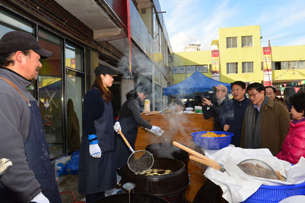 영주시가 중앙시장을 문화와 먹거리가 살아있는 시장으로 되살리겠다는 야심 찬 도시재생 프로젝트를 추진하면서 변화의 바람이 불기 시작했다. 이제는 청년들이 모여든 살맛 나는 중앙시장으로 탈바꿈했다. 영주시 제공