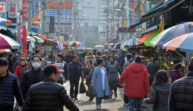 포항 지진 발생 11일째인 26일 오후 그동안 지진 여파로 손님들의 발길이 끊겼던 포항의 명물 죽도시장이 오랜만에 관광객들로 활기를 찾고 있다. 정운철 기자 woon@msnet.co.kr