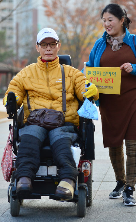 박광배(왼쪽) 국제근육병장애인협회 고문이 27일 오후 달성군 다사읍 매곡 근린공원에서 