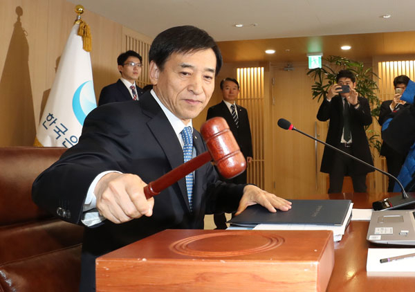 이주열 한국은행 총재가 30일 오전 서울 중구 한국은행 삼성본관에서 열린 금융통화위원회에 참석해 의사봉을 두드리고 있다. 이날 오전 열린 금통위에서는 기준금리를 6년 5개월 만에 1.25%에서 1.50%로 0.25%포인트 인상했다. 연합뉴스