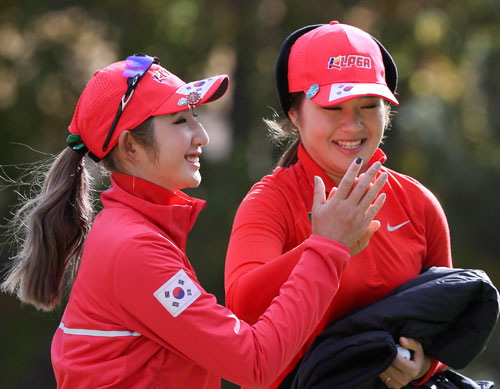 한국여자프로골프(KLPGA) 투어 팀의 이정은(오른쪽)이 1일 일본 아이치현 미요시 컨트리클럽에서 열린 