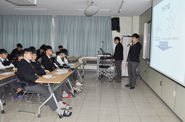 청구고가 대학 입학 관계자 등을 초청해 올해 운영한 특색 있는 교육과정을 결산하는 발표 및 전시회를 가졌다. 