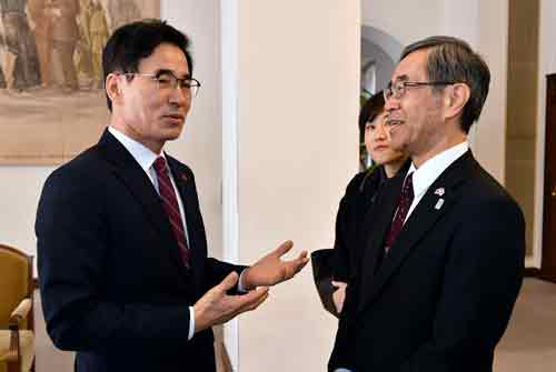 6일 일본 효고현을 방문한 김장주(왼쪽) 경상북도 행정부지사는 가나자와 가즈오 부지사와 만나 