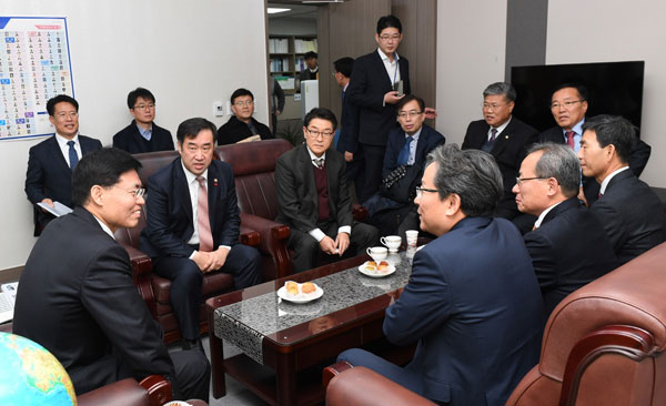 경북, 충북 5개 기관단체장과 기초의회의장 등이 국토부에 항의서한문을 전달했다. 영주시 제공