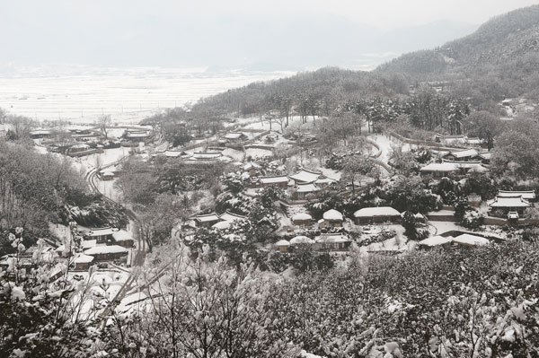 눈 내린 양동마을은 넘쳐나는 겨울이야기로 관광객들을 즐겁게 한다. 경주시 제공