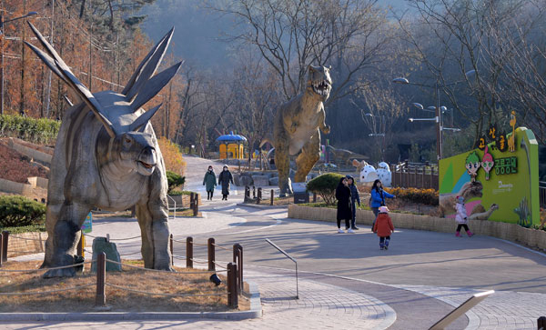 8일 오후 대구 남구 앞산 자락 고산골에 조성된 공룡공원 전경. 커다란 공룡들이 있다는 소문이 나면서 대구의 대표적인 명소로 자리매김했다. 이날 남구 호텔더팔레스에서 열린 