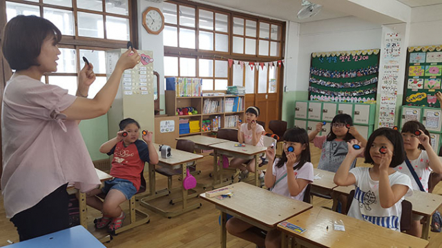 대구의 한 초등학교에서 학생들이 방학 기간 중 학습력 향상과 진로 체험 활동을 결합한 