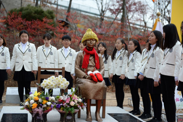 영천 YMCA 어린이합창단이 10일 영천시립도서관 옆에서 열린 평화의 소녀상 제막식에서 