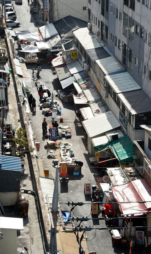 30일 대구 중구 남산동 남문시장의 모습. 아파트가 인접해 있는데다 물건 판매대가 소방도로를 차지하다시피해 화재 발생시 큰 인명피해가 우려된다. 우태욱 기자 woo@msnet.co.kr