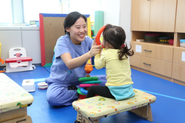 칠곡경북대병원의 초청으로 방한한 카자흐스탄 출신 마리아가 병원 의료진의 도움으로 작업 치료를 받고 있다. 칠곡경북대병원 제공