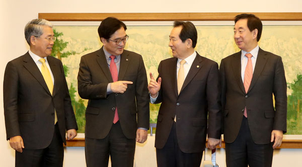 정세균 국회의장과 교섭단체 3당 원내대표가 5일 국회에서 열린 교섭단체 원내대표 정례회동에서 대화하고 있다. 왼쪽부터 국민의당 김동철