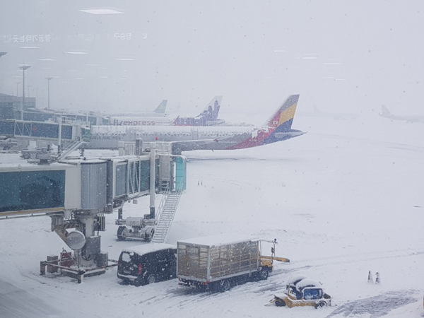 제주도 전역에 대설특보가 내려진 8일 제주공항 활주로가 폐쇄됐다. 연합뉴스