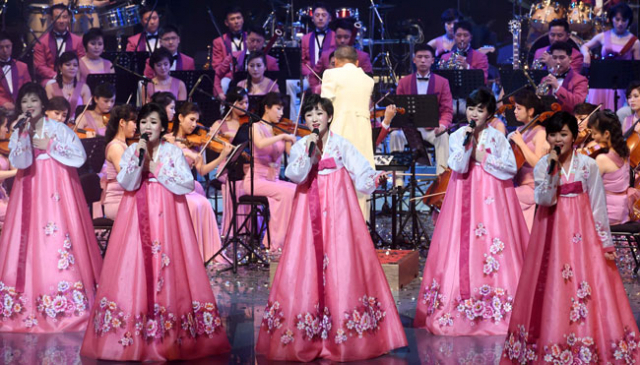 평창 동계올림픽 축하 공연을 위해 방남한 북측 삼지연관현악단이 8일 오후 강릉아트센터에서 