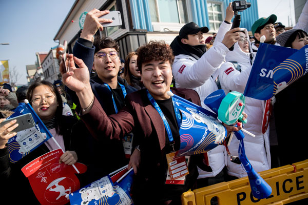 평창동계올림픽이 개막하는 9일 강원도 평창 지역민들이 평창에 도착하는 성화를 기다리며 환호하고 있다. 연합뉴스