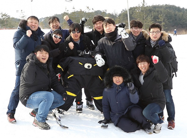 경북대 팀엣케이앤유(Team@KNU)와 로봇 알렉시. 경북대 제공