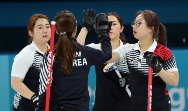 17일 종주국 영국을 7대 4로 꺾은 대한민국 여자 컬링 대표팀. 연합뉴스