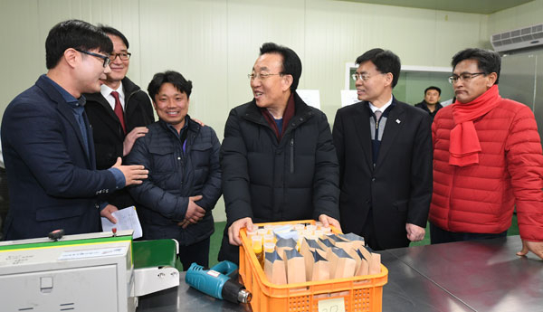 김관용 경상북도지사는 14일 영주시 장수면에 있는 사회적기업인 흙사랑을 방문, 작업현장의 근로자들과 함께 제품생산 체험을 하고 근로 현장의 어려움과 건의사항을 청취했다. 흙사랑은 지역 농축산물을 생산