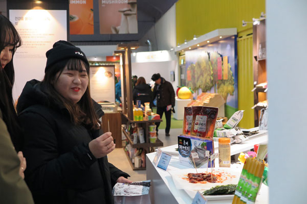 평창동계올림픽에 참가한 외국인 선수들과 관광객들이 한국수산식품홍보관에 설치된 포항과메기 가공식품을 맛보고 있다. 포항시 제공