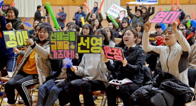 평창동계올림픽 여자 컬링 예선전 대한민국-미국 경기가 열린 20일 오후 의성여고 강당에서 응원하던 주민들과 재학생들이 모교 선배들로 구성된 대한민국 대표팀이 미국을 물리치고 4강에 진출하자 환호하고 있다. 김영진 기자 kyjmaeil@msnet.co.kr