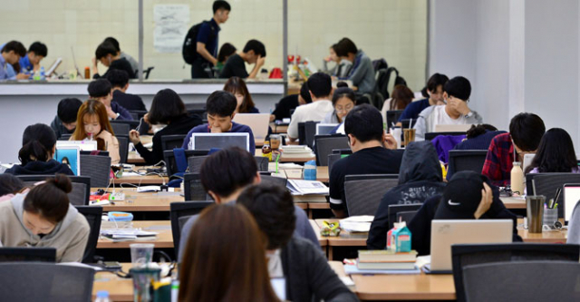 취업난이 길어지면서 청년들이 대구를 떠나고 있다. 대학 도서관은 방학임에도 빈 자리를 찾기 어렵다. 매일신문 DB