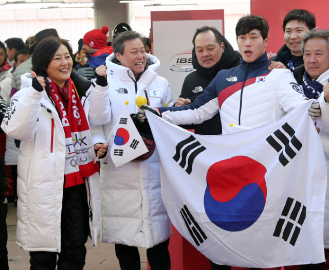 16일 강원도 평창군 슬라이딩센터에서 윤성빈 선수와 기념촬영을 한 박영선(맨 왼쪽) 더불어민주당 의원. 연합뉴스