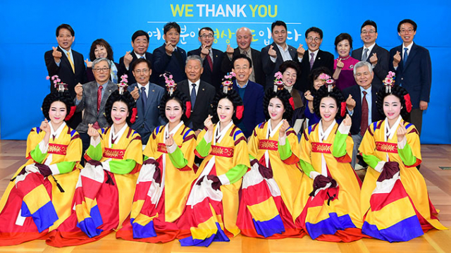 경상북도는 23일 도청 대외통상교류관에서 해외자문위원협의회 김근한 회장을 비롯한 대륙별 지역회장, 역대 협의회장단 등 18명이 참석한 가운데 회장단 회의를 개최했다. 경북도 제공