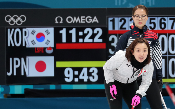 여자 컬링 한국 주장 김은정(위)과 일본 주장 후지사와 사츠키. 연합뉴스