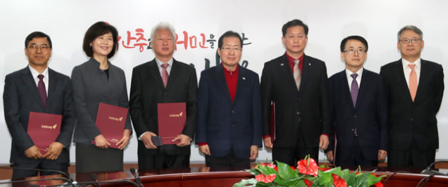 자유한국당 홍준표 대표가 26일 여의도 당사에서 열린 제7회 지방선거 및 6