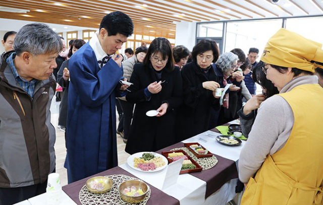 24일 음식디미방 전문인 양성과정 수료식에 앞서 참석자들이 수료생이 조리한 음식디미방을 평가하고 있다. 영양군 제공