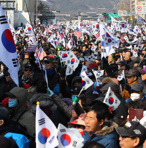 1일 오후 서울 중구 덕수궁 대한문 앞에서 태극기시민혁명운동본부 주최로 열린 집회에서 참가자들이 박근혜 전 대통령 탄핵무효를 촉구하며 태극기와 성조기를 흔들고 있다. 연합뉴스