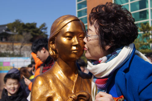 위안부 피해자인 이용수 할머니가 1일 구미 평화의 소녀상 제막식에 참석해 소녀상에 입맞춤을 하고 있다. 구미 전병용 기자