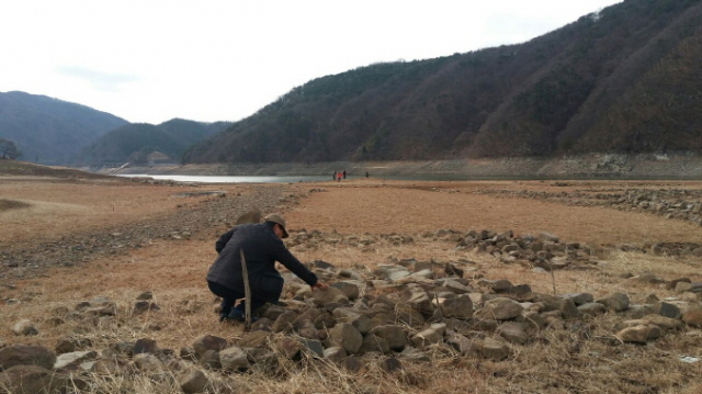 최근 가뭄으로 덕동호가 마르면서 드러난 바닥에서 신라시대에 조성된 것으로 추정되는 무덤 유구(遺構