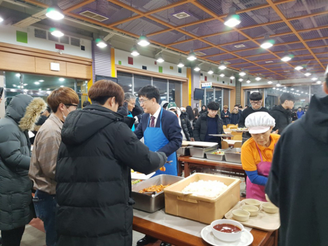 영남이공대 박재훈 총장이 기숙형대학 학생들을 위해 아침 배식 봉사를 하고 있다. 영남이공대 제공