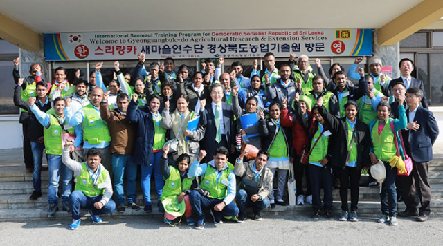 스리랑카 새마을연수단이 13일 경북도 농업기술원을 방문, 선진 농업과 시설을 견학했다. 도 농업기술원 관계자와 스리랑카 연수단이 한자리에 모여 기념사진을 찍는 모습. 경북도 제공