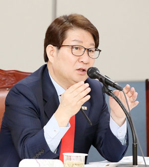 권영진 대구시장이 13일 오전 시청에서 열린 확대간부회의에서 4차 산업혁명시대를 맞아 스마트시티 선도도시로서의 위상을 확고히 해야 한다고 강조했다. 대구시 제공