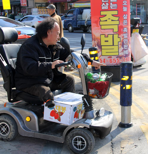 볼라드가 설치된 주변을 지나던 한 주민이 