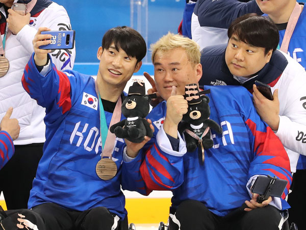 18일 강릉하키센터에서 열린 2018 평창동계패럴림픽 아이스하키 시상식을 마치고 동메달을 차지한 대한민국 선수들이 기념촬영을 하고 있다. 연합뉴스