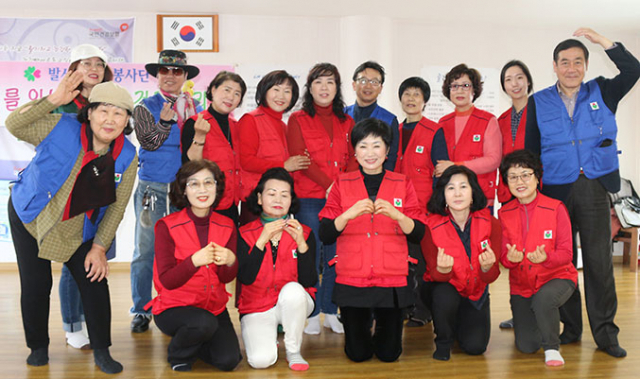 발사랑건강봉사단은 매달 대구 수성구 관내 경로당을 찾아 어르신들에게 건강관리 봉사를 하고 있다. 17일 시지 하나타운 경로당에서 봉사를 마치고 찍은 기념사진.발사랑건강봉사단 제공