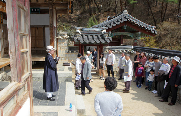 김병일 도산서원 원장 등 46명은 도산서원을 찾는 관람객이 서원이 지닌 참가치와 퇴계 이황 선생이 남긴 향기를 느끼고 배울 수 있도록 \