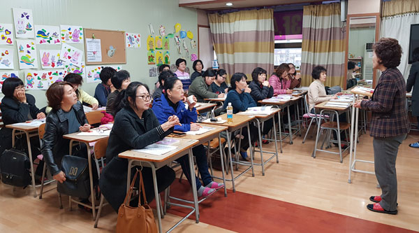 산모신생아 건강관리사와 베이비시터 수료증반 개강식이 열렸다. 봉화군 제공