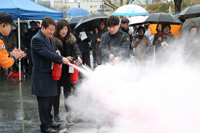 권영진 대구시장이 21일 열린 시청사 화재 대피훈련에서 소화기를 들고 화재 진압 체험을 하고 있다.대구시 제공