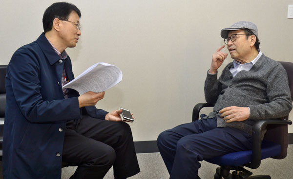 배우 신구 선생과 한상갑 기자가 인터뷰하고 있다. 성일권 기자