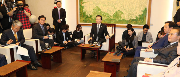 정세균 국회의장과 더불어민주당 우원식, 자유한국당 김성태, 바른미래당 김동철 원내대표가 26일 오후 국회에서 열린 여야 3당 교섭단체 원내대표 정례회동에서 정부 개헌안을 비롯한 현안을 논의하고 있다. 연합뉴스