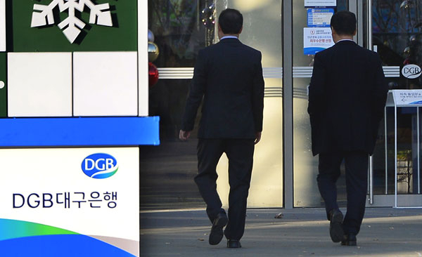 박인규 DGB금융지주 회장이 대구은행장직에 이어 29일 회장직 사임의사를 밝히면서 비자금 조성 및 채용비리 의혹으로 위기에 빠진 DGB의 앞날이 주목된다. 대구은행 제2본점 모습. 성일권 기자 sungig@msnet.co.kr