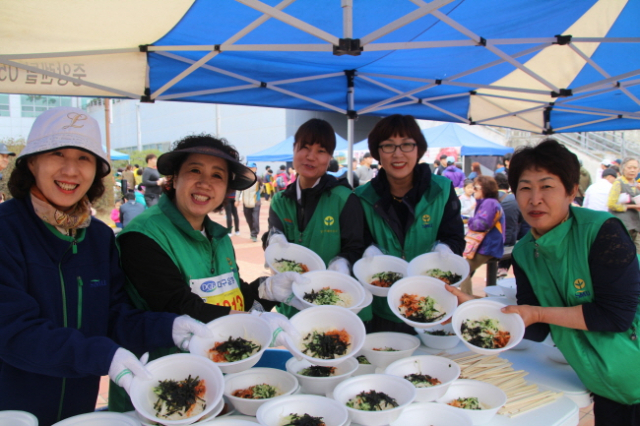 국수시식=영주시 새마을협의회와 새마을부녀회가 준비한 잔치국수가 대회 참가자들에게 큰 인기를 얻었다. 윤영민 기자