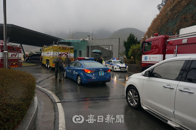 5일 오후 2시 47분께 경북 칠곡군 가산면 학하리에서 F-15K 전투기로 추정되는 비행기가 추락해 경찰과 소방당국이 출동했다. 사진 장성혁 기자