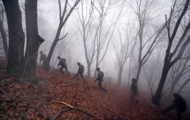 5일 오후 2시 38분쯤 경북 칠곡군 가산면 학하리 유학산 자락에 F-15K 전투기 추락 사고가 발생, 긴급 출동한 군 병력이 짙은 안개 속에서 수색작업을 벌이고 있다. 김영진 기자 kyjmaeil@msnet.co.kr