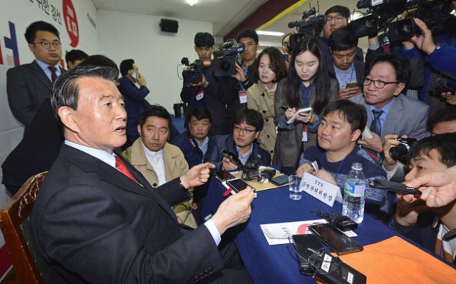 홍문표 자유한국당 공천관리위원장이 9일 자유한국당 경북도당 강당에서 열린 6