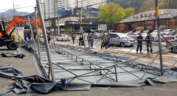 10일 오후 강풍으로 대구 수성구 두산동 한 모텔 야외 주차장의 천막이 넘어져 소방관들이 안전조치를 하고 있다. 대구소방안전본부 제공